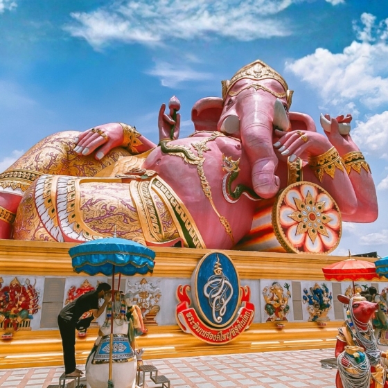 午前発】バンコクのフォトジェニック・ハイライト ピンクの巨大